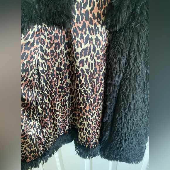 Betsy Johnson faux fur shaggy black vest with silk leopard print inside lining M - Picture 3 of 10